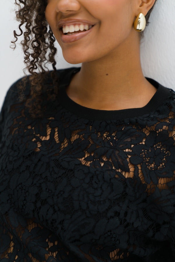 Laciella in Black
