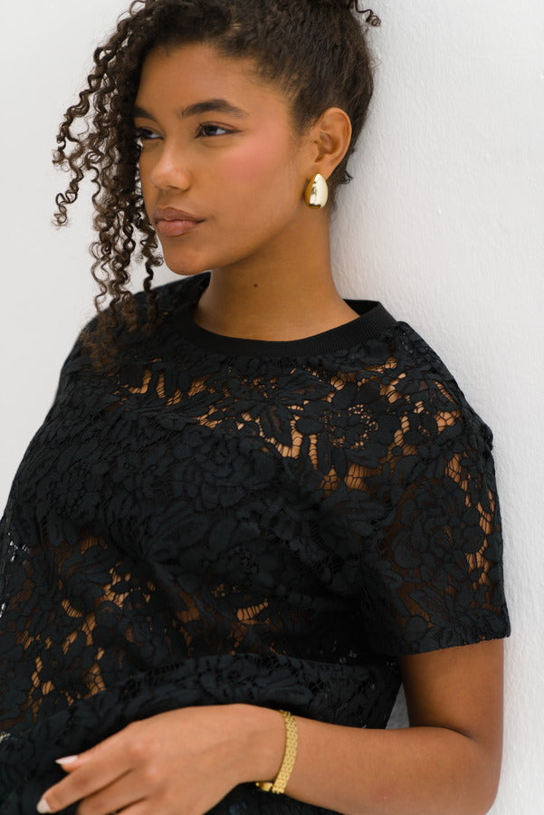 Laciella in Black